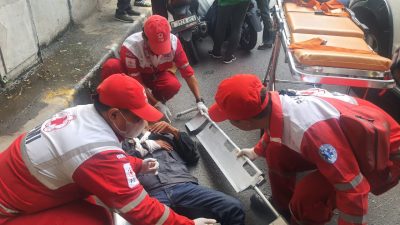 Gerak Cepat, Petugas PMI Kota Jakarta Pusat Tolong Korban Kecelakaan Lalulintas