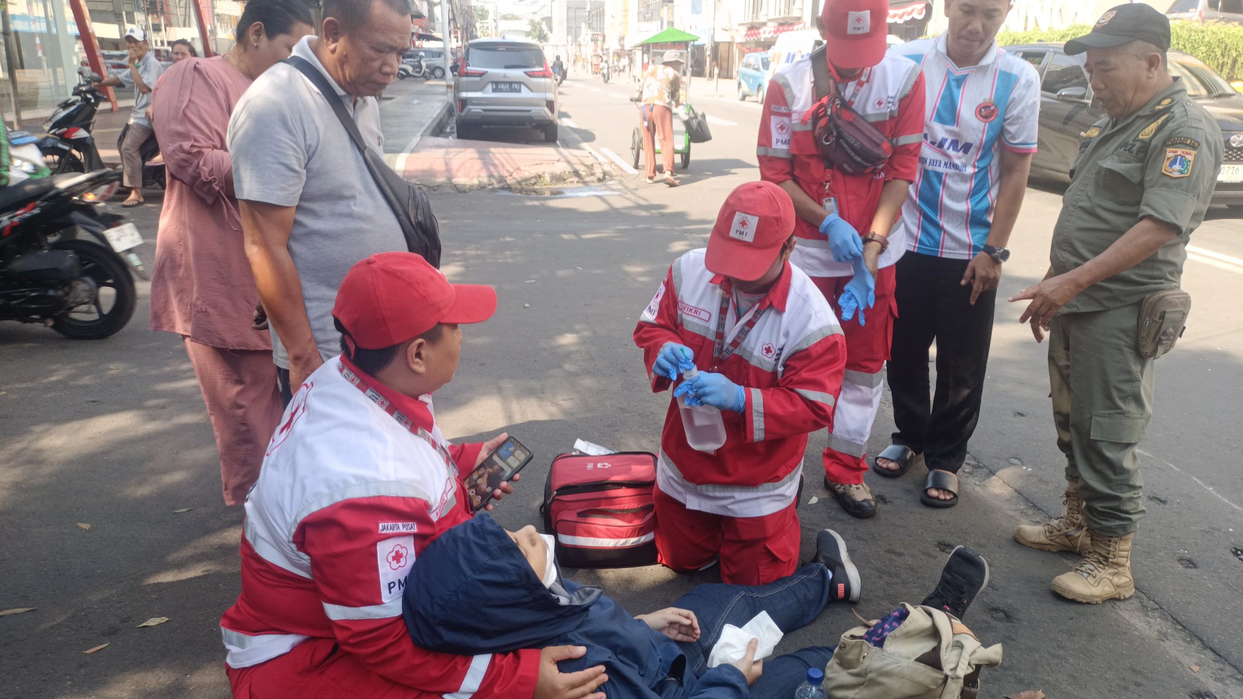PMI Jakpus Tolong korban Kecelakaan