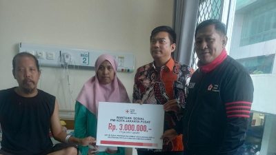 PMI Jakpus Santuni Korban Kecelakaan