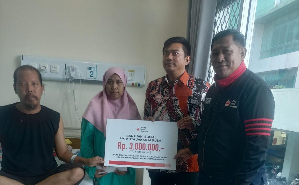 PMI Jakpus Santuni Korban Kecelakaan
