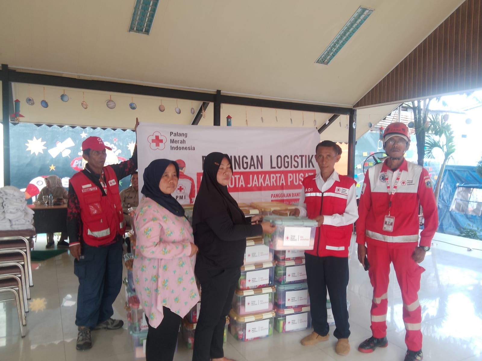 PMI Jakarta Pusat Salurkan Bantuan Hygiene Kit dan Layanan Kesehatan untuk Korban Kebakaran di Senen