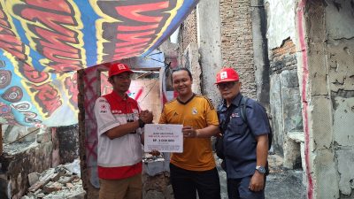 pmi jakpus bantu korban kebakaran senen