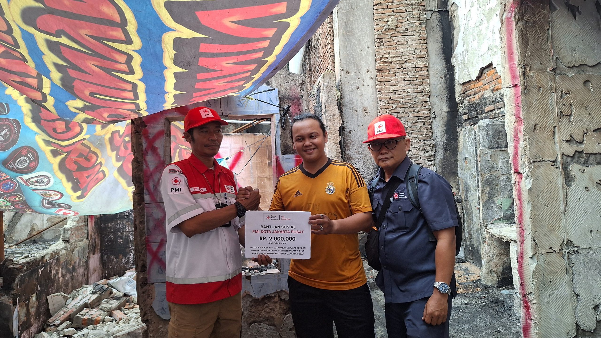 pmi jakpus bantu korban kebakaran senen