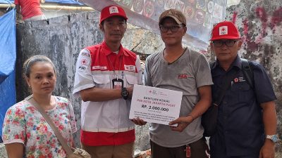 pmi bantu kebakaran senen