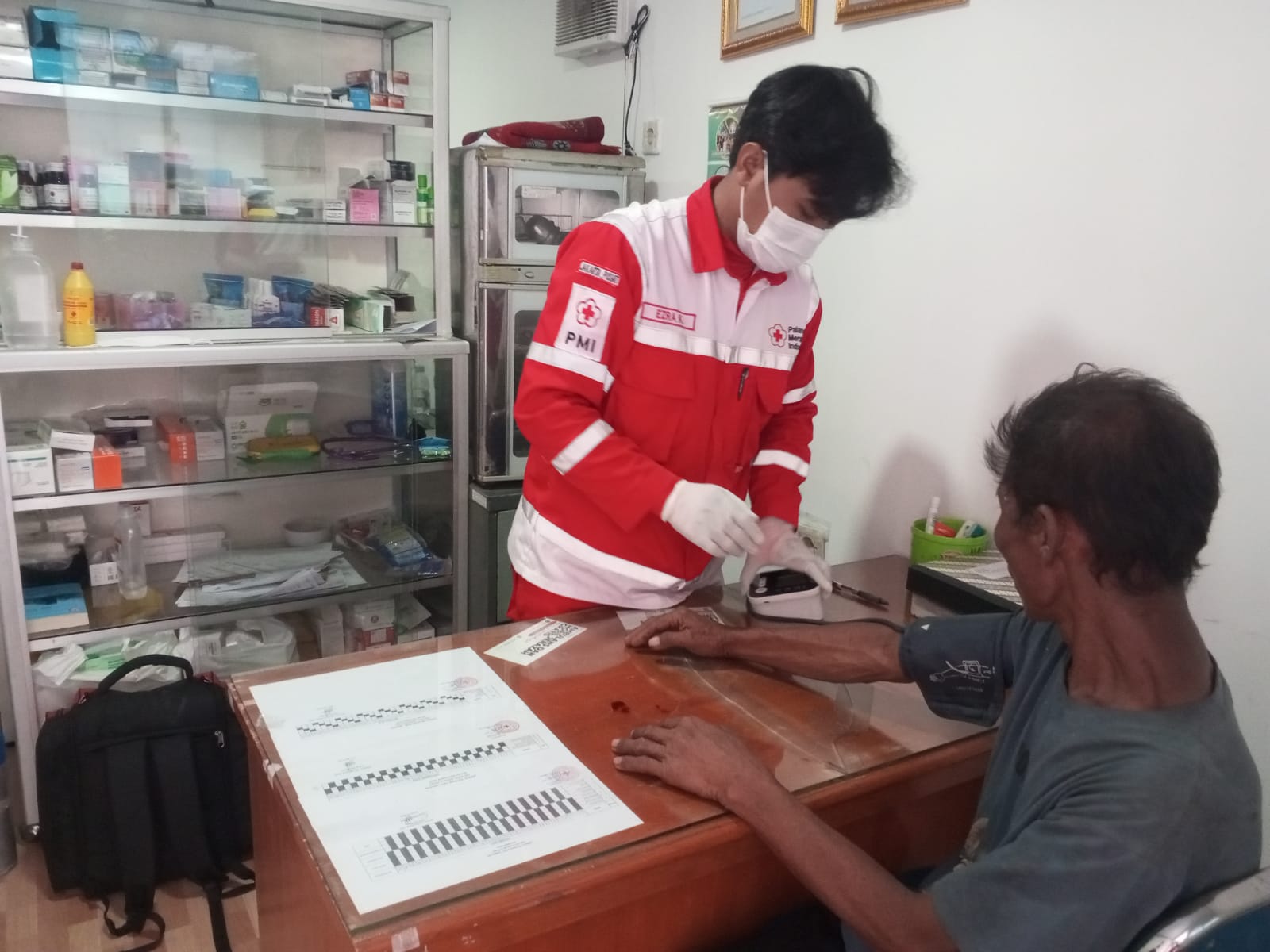 pmi layani warga pasar baru