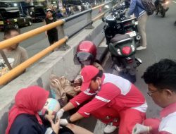 pmi bantu korban kecelakaan
