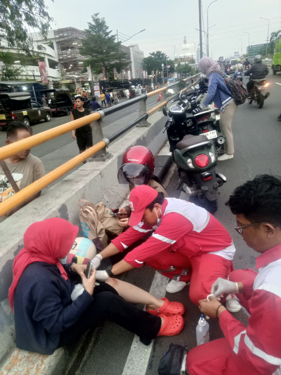 PMI Jakpus Bantu Pengendara Motor Alami Kecelakaan di Senen