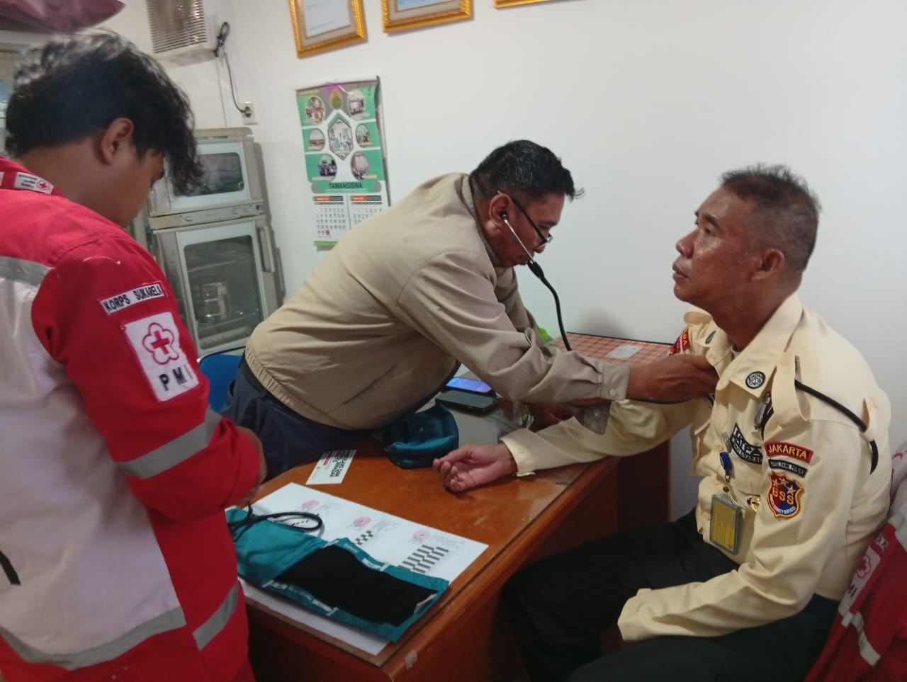 pmi bantu warga