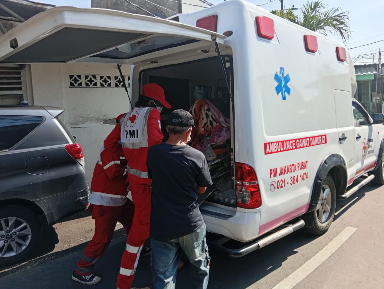 Sigap! PMI Jakpus Fasilitasi Pengantaran Pasien ke RSCM