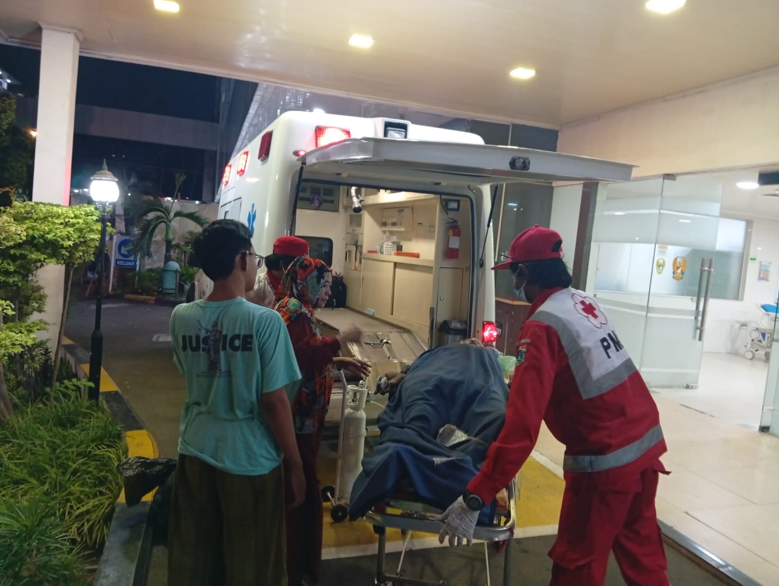 Sigap di Malam Hari, PMI Jakpus Jemput Pasien Sesak Napas ke RSPAD