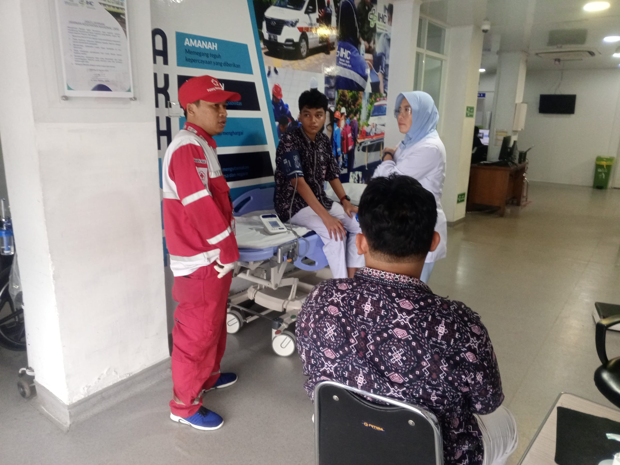 PMI Jakpus Gerak Cepat Evakuasi Korban Ledakan di Masjid SMAN 72 Jakarta