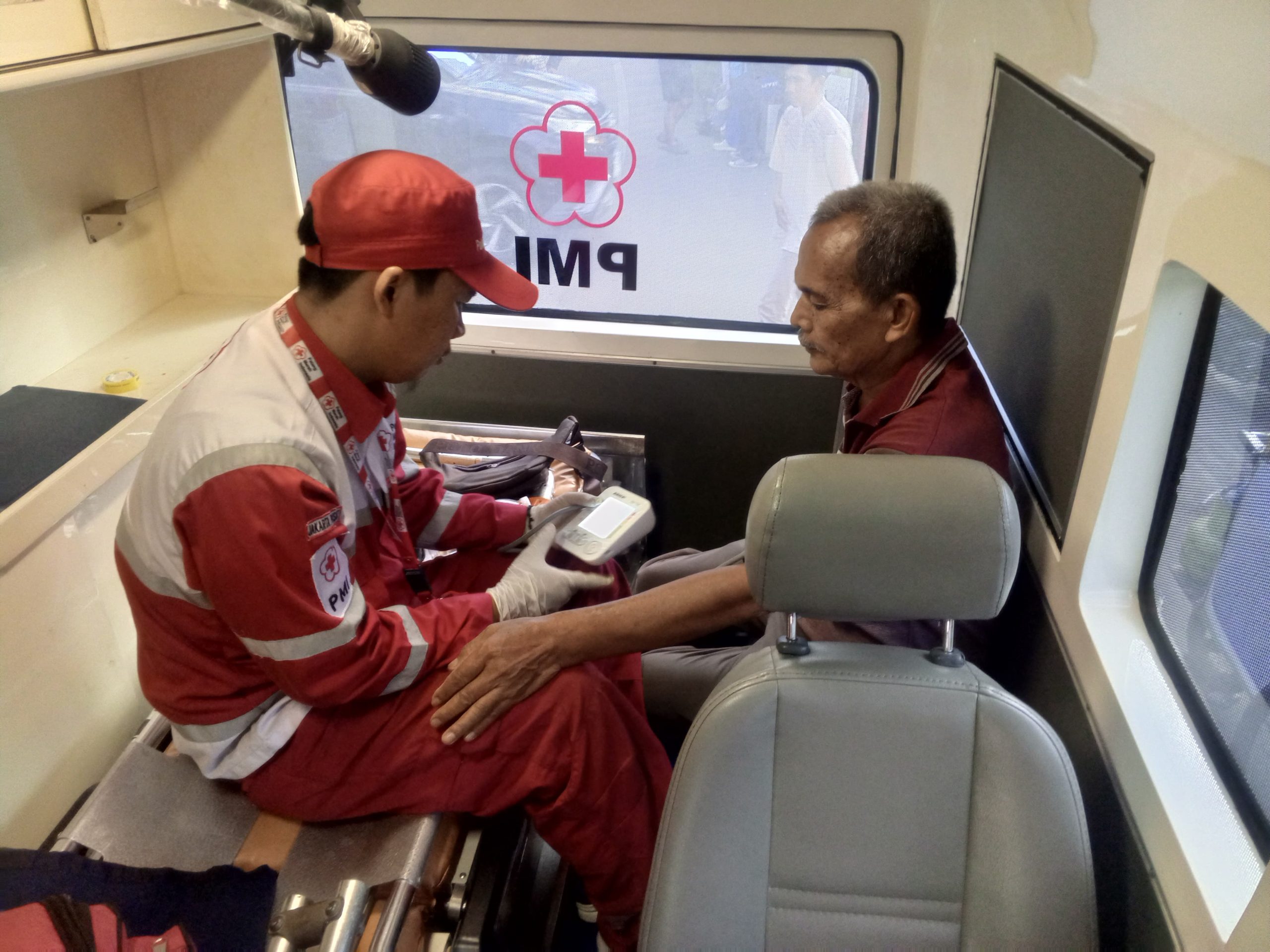 Sigap! PMI Jakpus Tangani Korban Ledakan di Masjid SMAN 72 Jakarta