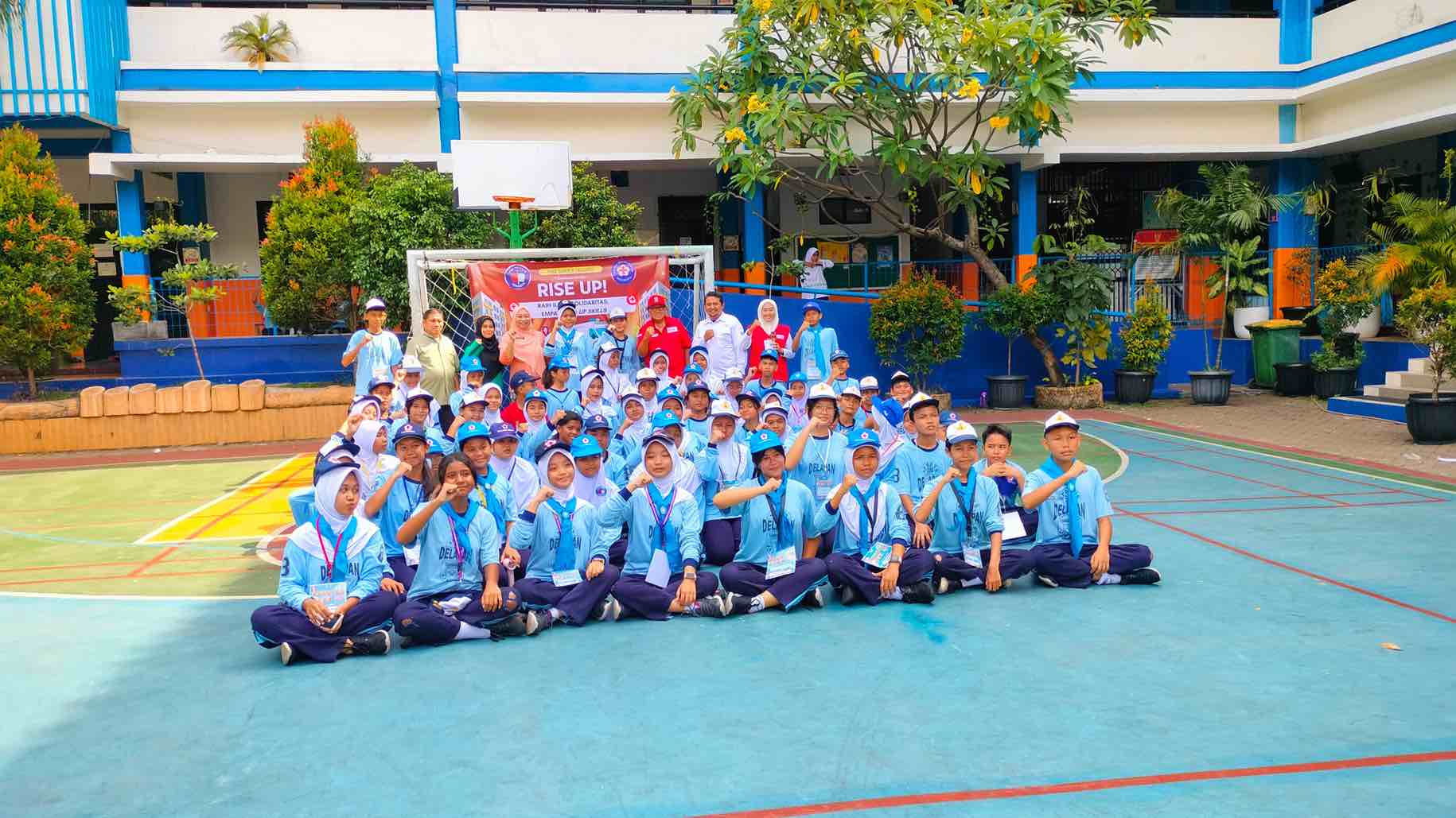 Semangat Baru! 65 Anggota PMR SMPN 8 Jakarta Resmi Dilantik