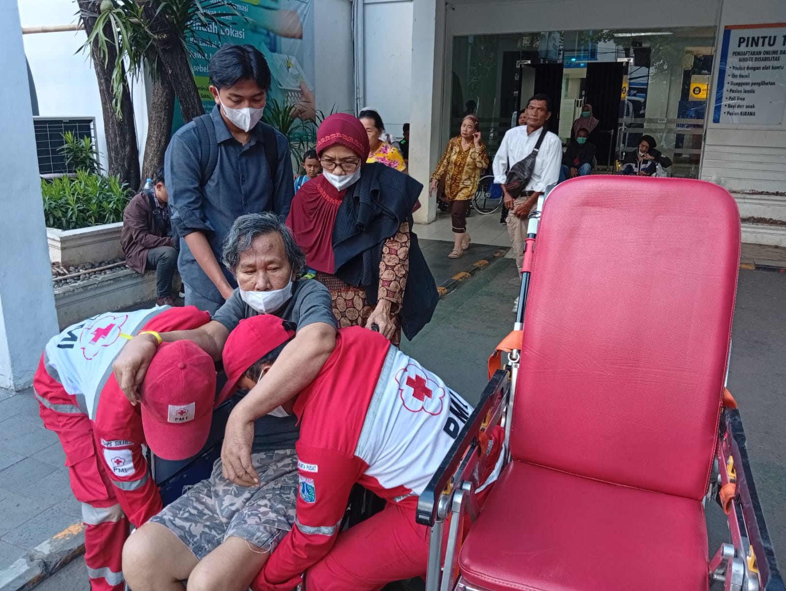 Wujud Kepedulian, PMI Jakpus Antar Pasien dari RSCM ke Rusun Kemayoran