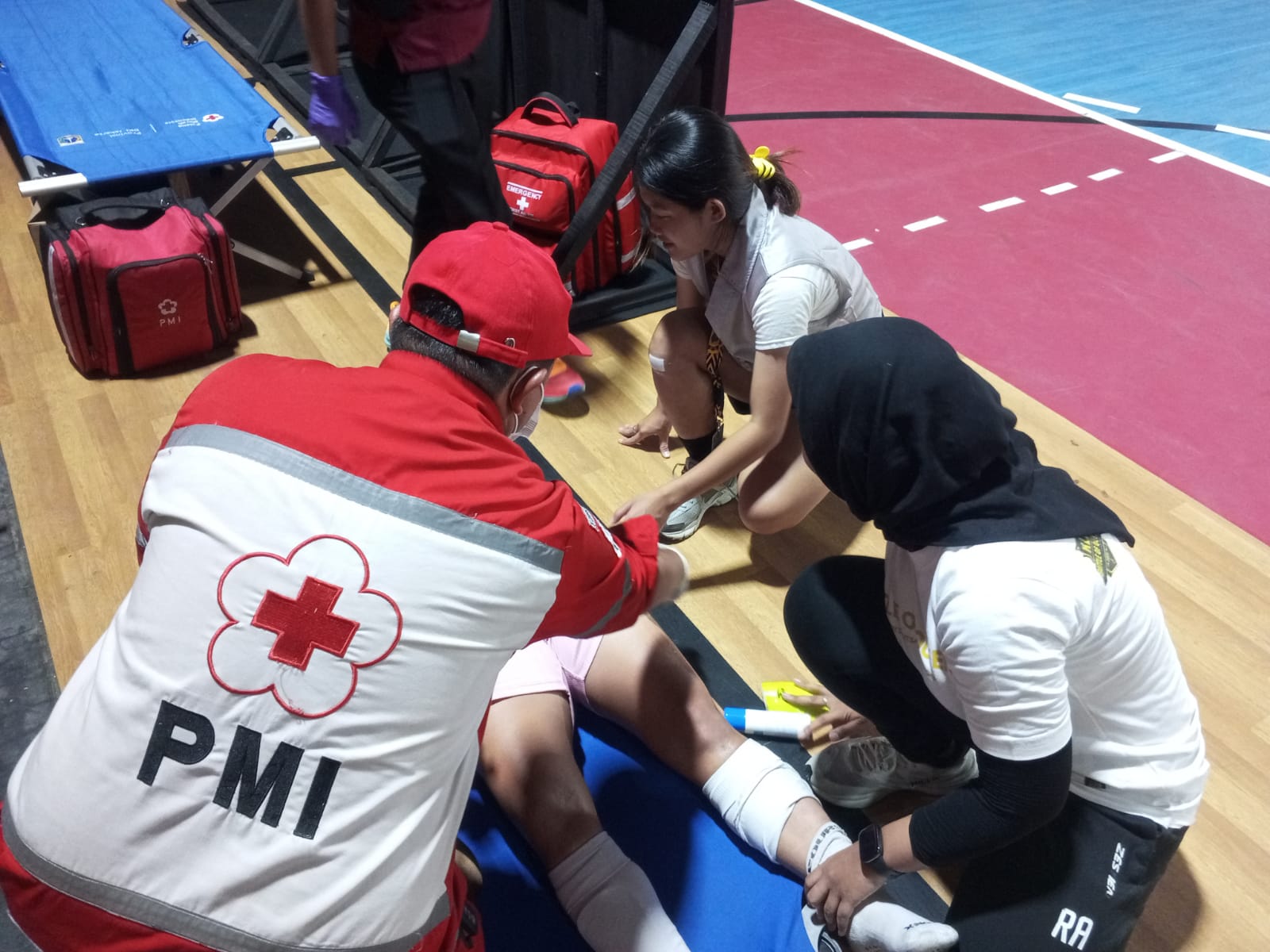 PMI Jakpus Siaga di Event Futsal Putri KLN Battle Queens 2025