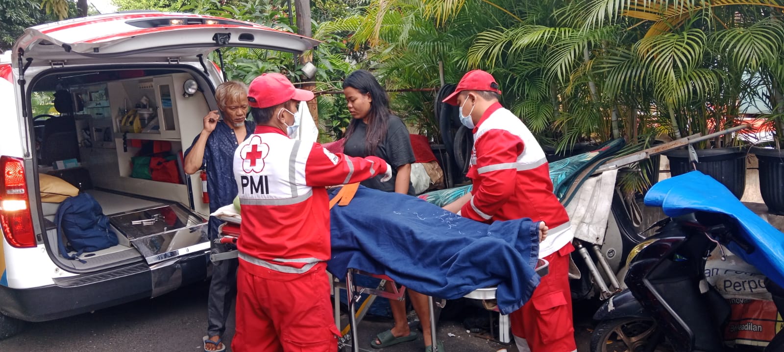 Respons Cepat PMI Jakpus, Antar Pasien ke RSPAD