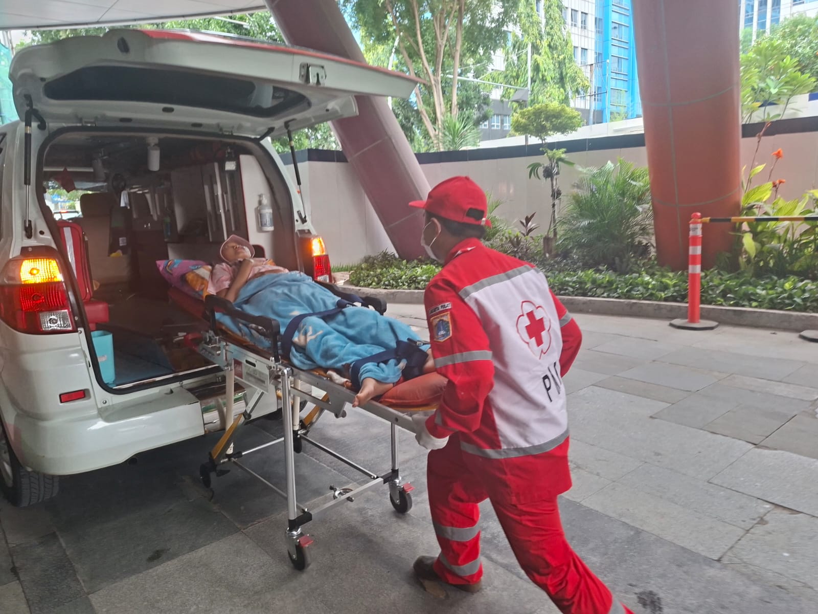 PMI Jakpus Hadir untuk Meringankan Langkah Kepulangan Pasien RSCM