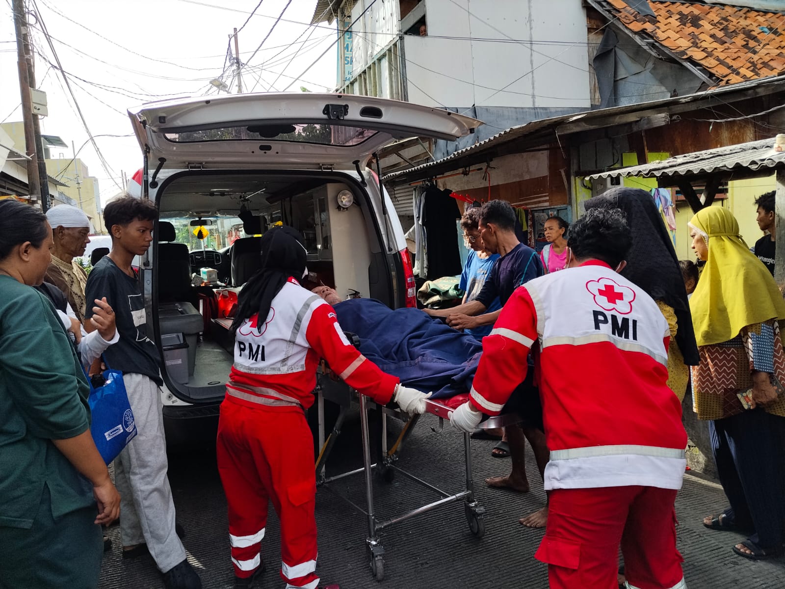 Respons Cepat, PMI Jakpus Evakuasi Pasien Lansia ke RSPAD