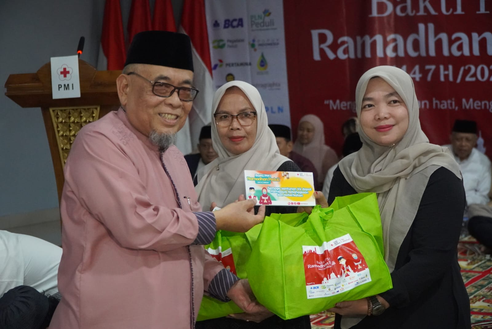 PMI salurkan bantuan bingkisan lebaran