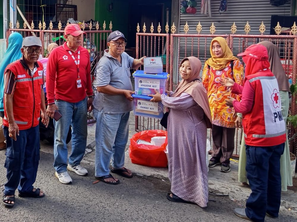 PMI Kota Jakarta Pusat dan PMI Kecamatan Johar Baru Salurkan Bantuan untuk Penyintas Kebakaran di Johar Baru