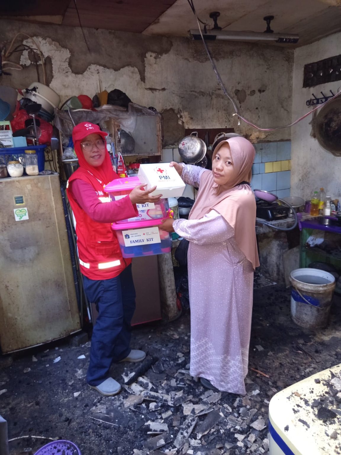 PMI Kota Jakarta Pusat dan PMI Kecamatan Johar Baru Salurkan Bantuan untuk Penyintas Kebakaran di Johar Baru