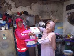 PMI Kota Jakarta Pusat dan PMI Kecamatan Johar Baru Salurkan Bantuan untuk Penyintas Kebakaran di Johar Baru