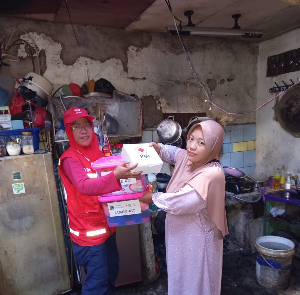 PMI Salurkan Bantuan Pasca Kebakaran untuk Warga Johar Baru