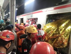 PMI Kota Jakarta Pusat Sigap Evakuasi Korban Kecelakaan KA Argo Bromo Anggrek dan KRL di Bekasi Timur