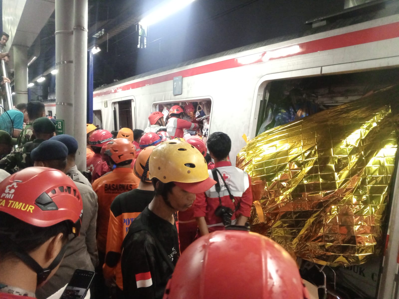 PMI Jakarta Pusat Sigap Evakuasi Korban Kecelakaan KA Argo Bromo Anggrek dan KRL di Bekasi Timur