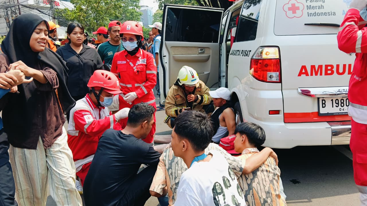 PMI Jakpus Sigap Tangani Korban Kebakaran di Kebon Kelapa Gambir