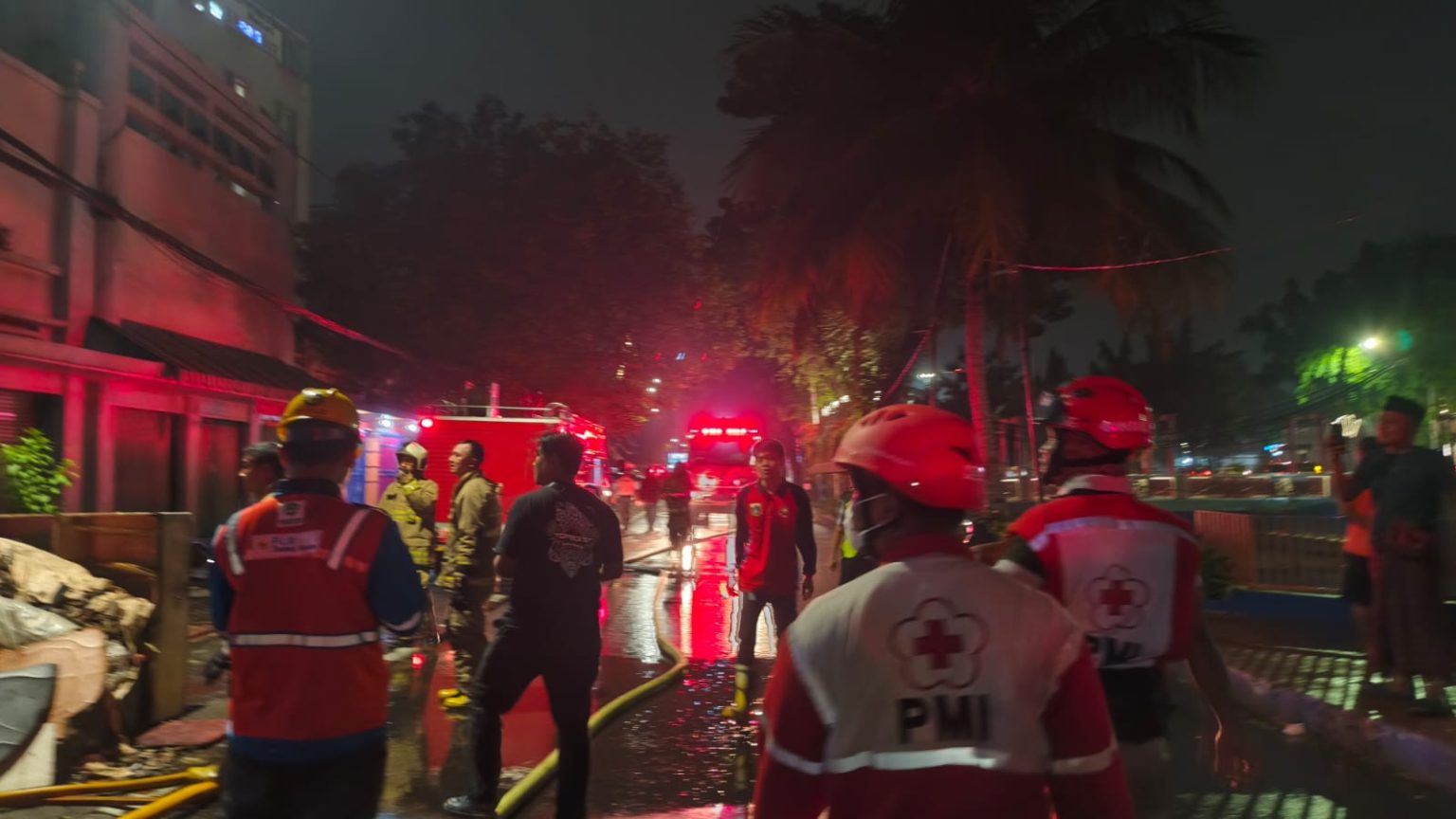 PMI Kota Jakarta Pusat Sigap Tangani Peristiwa Kebakaran Gudang di Pasar Baru
