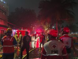 PMI Kota Jakarta Pusat Sigap Tangani Peristiwa Kebakaran Gudang di Pasar Baru