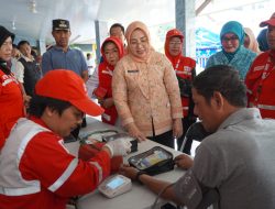 PMI Dampingi Ketua TP PKK Jakarta Pusat Tinjau Layanan bagi Penyintas Kebakaran