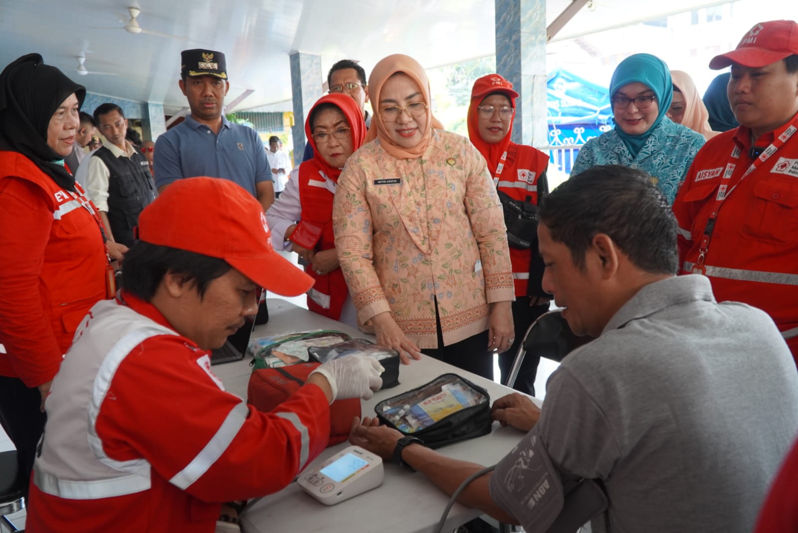 PMI Dampingi Ketua TP PKK Jakarta Pusat Tinjau Layanan bagi Penyintas Kebakaran