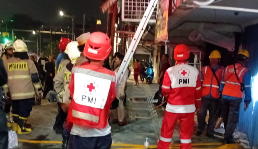 Respon Cepat PMI Usai Ruko Kosong Terbakar di Cideng Gambir