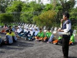 Persiapan pelantikan PMR OKU Angkatan 1. Berpakaian dinas TNI adalah pak Dandim 0403 OKU Letkol Rizal Nurdin (alm)