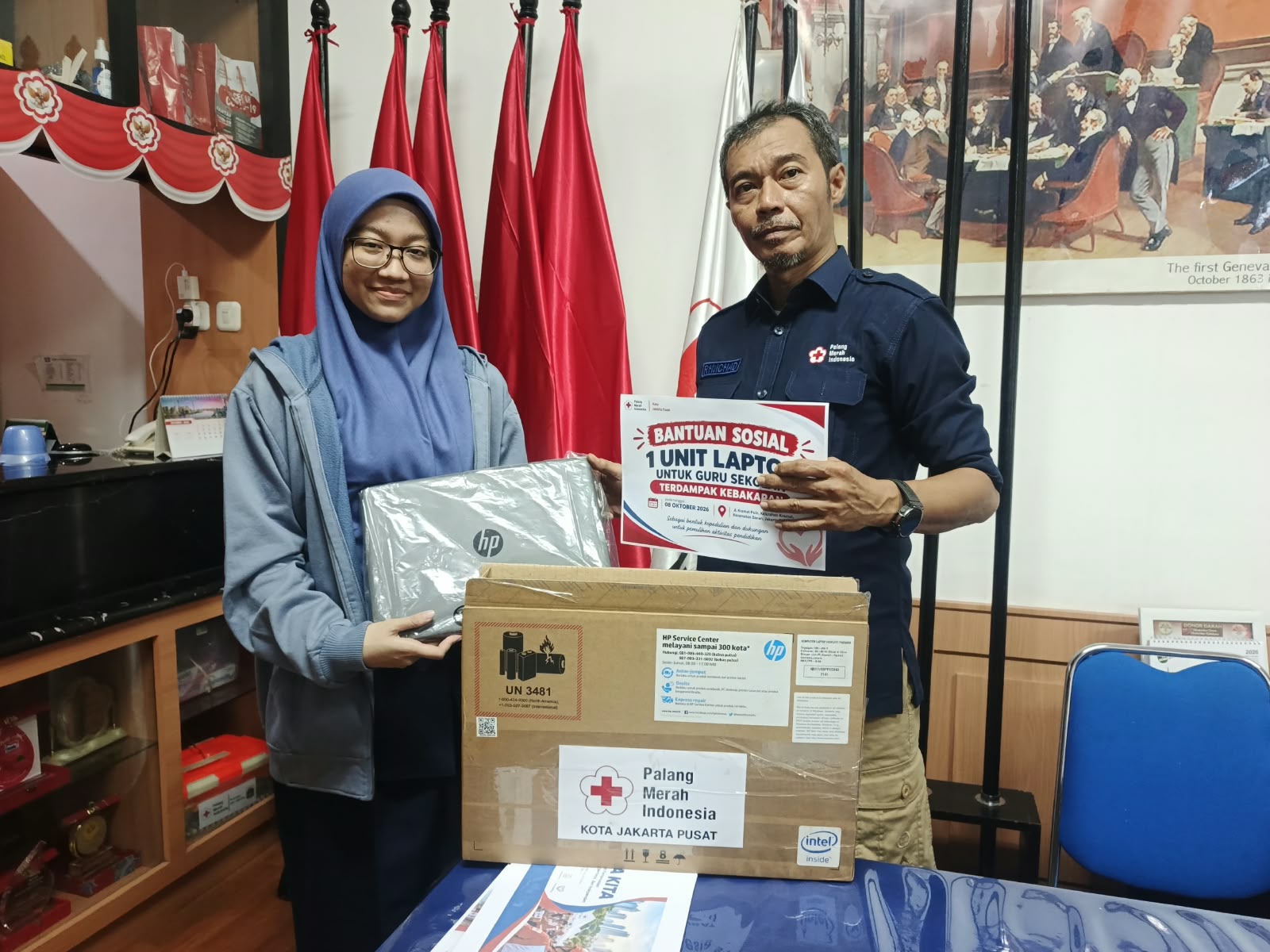 PMI Jakpus Salurkan Laptop untuk Guru Penyintas Kebakaran Kramat Pulo