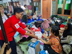 Pemberian nasi box oleh PMI Jakpus pada kebakaran Kartini