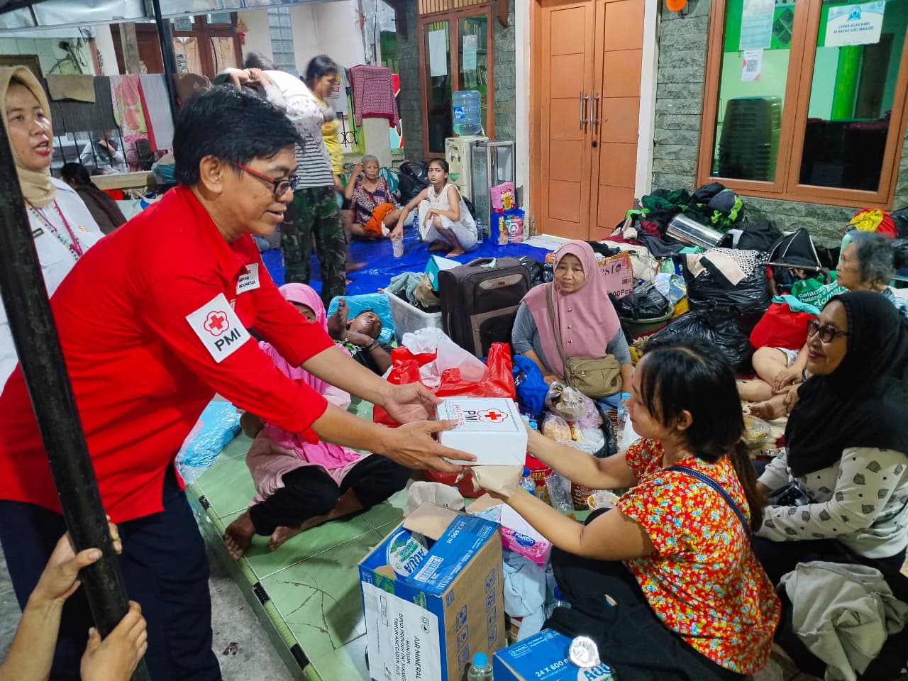 Pemberian nasi box oleh PMI Jakpus pada kebakaran Kartini